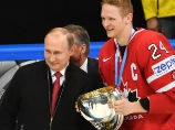 Путин вручил Канаде кубок чемпионов мира по хоккею Путин вручил Канаде кубок чемпионов мира по хоккею