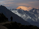 В выходные при спуске с высочайшей в мире горы Эверест с разницей в несколько часов погибли 35-летний голландец Эрик Арнольд и 34-летняя австралийка Мария Стридом, входившие в одну группу