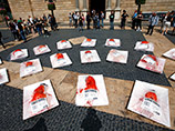 Активисты вегетарианской группы AnimaNaturalis устроили на площади Сан-Жауме в Барселоне необычную акцию. Некоторые вегетарианцы разделили, облились красной жидкостью, которая символизирует кровь, и легли в белые лотки, обмотавшись прозрачной пленкой