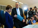 Бывший лидер "зеленых" Александр Ван дер Беллен выиграл президентские выборы в Австрии, с минимальным отрывом обогнав ультраправого радикала Нормберта Хофера