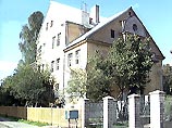 В последние полгода этот непримечательный с виду жилой дом стал самым популярным В последние полгода этот непримечательный с виду жилой дом стал самым популярным