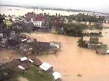 Причиной трагедии стали обильные муссонные дожди. Вода в реках поднялась почти на 10 метров