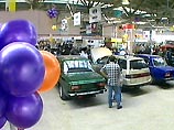В Хабаровске проходит автомобильная выставка "Транспорт-автотех-2000", на которой представлены последние достижения российского автомобилестроения