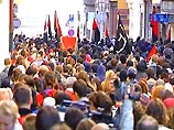 В Прагу, где в этом году проходит очередная сессия МВФ и Всемирного банка, съехались противники глобализации мировой экономики. Кульминацией их антиимпериалистических выступлений стала общая демонстрация В Прагу, где в этом году проходит очередная сессия МВФ и Всемирного банка, съехались противники глобализации мировой экономики. Кульминацией их антиимпериалистических выступлений стала общая демонстрация