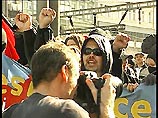 Все начиналось довольно мирно, хотя демонстранты практически блокировали движение в центре города. В пестрой толпе соседствовали анархисты и коммунисты. Одни были в масках монстров, другие несли красные флаги с серпом и молотом Все начиналось довольно мирно, хотя демонстранты практически блокировали движение в центре города. В пестрой толпе соседствовали анархисты и коммунисты. Одни были в масках монстров, другие несли красные флаги с серпом и молотом