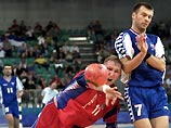 Российские гандболисты со счетом  27:25 (14:12) обыграли югославов и стали победителями в группе "А"
