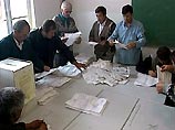 Власти говорят, что это сделано в интересах безопасности. В остальной части Югославии избирательные участки закроются в 20.00 (22.00 по московскому времени)