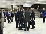 Российская делегация, которую возглавляет первый вице-премьер правительства, министр финансов Алексей Кудрин, прибыла в чешскую столицу еще в субботу, и каждый день был расписан по минутам и до отказа заполнен встречами и переговорами Российская делегация, которую возглавляет первый вице-премьер правительства, министр финансов Алексей Кудрин, прибыла в чешскую столицу еще в субботу, и каждый день был расписан по минутам и до отказа заполнен встречами и переговорами