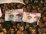 Предварительные результаты выборов еще не оглашены, но уже более 40 тыс. человек вышли на центральную площадь Белграда, празднуя победу кандидата от оппозиции Предварительные результаты выборов еще не оглашены, но уже более 40 тыс. человек вышли на центральную площадь Белграда, празднуя победу кандидата от оппозиции