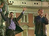 На площади Республики в столице Югославии сторонники оппозиционных партий, уверенные в том, что их кандидат Воислав Коштуница выиграл уже в первом туре прошедших президентских выборов, праздновали победу