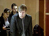 Адвокат Анатолий Кучерена представил суду два ходатайства: о переносе заседания на более поздний срок и о вызове в суд дополнительных свидетелей. Адвокат Анатолий Кучерена представил суду два ходатайства: о переносе заседания на более поздний срок и о вызове в суд дополнительных свидетелей.