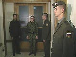 В палату N 23, которую по-прежнему охраняют солдаты, обычно кроме родственников и медперсонала никого не пускают. Врачи говорят, что больному нужен только покой В палату N 23, которую по-прежнему охраняют солдаты, обычно кроме родственников и медперсонала никого не пускают. Врачи говорят, что больному нужен только покой