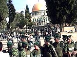 Около 200 молодых палестинцев сегодня напали на почти тысячный отряд израильских полицейских, несущих охрану Иерусалимского комплекса "Храмовая гора"