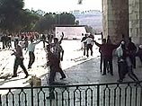 Столкновения вспыхнули после краткого появления на Храмовой горе лидера израильской правой оппозиции - партии "Ликуд" - Ариэля Шарона