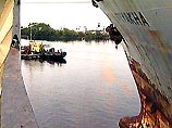 Капитаны шести судов-рефрижераторов, находящихся с мая 1999 года под арестом в порту Санкт-Петербурга, в знак протеста начали затопление по одному из трюмных отсеков на каждом корабле