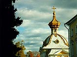В пригороде Санкт-Петербурга - Петродворце - с купола церкви Святой Ольги  похищен позолоченный крест