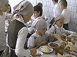 Между тем, школьники сейчас не получают даже треть необходимых витаминов и белков. Фруктов в местной столовой не бывает практически никогда, а любые мясные продукты считаются настоящим деликатесом Между тем, школьники сейчас не получают даже треть необходимых витаминов и белков. Фруктов в местной столовой не бывает практически никогда, а любые мясные продукты считаются настоящим деликатесом