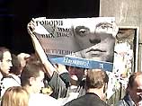 Противники президента Милошевича считают, что результаты выборов подтасованы и второй тур не нужен, так как в первом выиграл их кандидат Воислав Коштуница