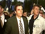 В случае ухода Милошевича,  отметил Жак Ширак, "с Югославии можно будет снять международные санкции, и эта страна снова сможет стать полноправным членом европейской семьи"