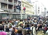 Он заявил, что оппозиционеры стремятся "ввергнуть страну в хаос, который приведет к развалу страны". Также, по мнению Милошевича, после прихода к власти нового резидента в Югославии начнется иностранная оккупация