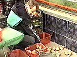 Сначала торговец пытался скупить весь товар конкурента оптом, затем, получив отказ, принялся просто сбрасывать лотки с овощами на землю.