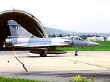 Четыре самолета "Мираж" французских ВВС вылетели с военно-воздушной базы в венгерском городе Кечкемет в сторону Сербии. Об этом сообщило агентство EFE со ссылкой на один из частных телеканалов Венгрии