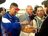 Чартерный рейс Сидней-Москва с российскими олимпийцами на борту задержался на 50 минут. Уже в 7 утра в Шереметьево-1 собрались болельщики, родственники спортсменов и армейская группа поддержки из клуба ЦСКА Чартерный рейс Сидней-Москва с российскими олимпийцами на борту задержался на 50 минут. Уже в 7 утра в Шереметьево-1 собрались болельщики, родственники спортсменов и армейская группа поддержки из клуба ЦСКА
