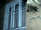 Самодельное взрывное устройство сработало у подъезда жилого 5-этажного дома N 4 по улице Грекова. По словам очевидцев, взрыв было слышно даже на соседней улице Самодельное взрывное устройство сработало у подъезда жилого 5-этажного дома N 4 по улице Грекова. По словам очевидцев, взрыв было слышно даже на соседней улице