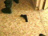 Бандиты ворвались в квартиру и, угрожая пистолетом, потребовали у хозяина незамедлительной выдачи денег.