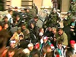 Сербская полиция применила слезоточивый газ и дубинки для разгона демонстрантов в центре Белграда. Как передает Reuters, противники президента Милошевича попытались войти в здание Югославского парламента и уже начали подниматься по ступенькам, когда на вс