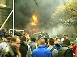 В центральных районах Белграда собрались уже более трехсот тысяч бастующих. Они требуют, чтобы Милошевич передал власть демократам. Уже объявлено, что в ближайшее время перед демонстрантами выступит Воислав Коштуница