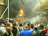В центральных районах Белграда собрались уже более трехсот тысяч бастующих. Они требуют, чтобы Милошевич передал власть демократам. Уже объявлено, что в ближайшее время перед демонстрантами выступит Воислав Коштуница В центральных районах Белграда собрались уже более трехсот тысяч бастующих. Они требуют, чтобы Милошевич передал власть демократам. Уже объявлено, что в ближайшее время перед демонстрантами выступит Воислав Коштуница