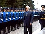Милошевич не обращался к белорусским властям с просьбой о предоставлении ему убежища. В случае, если такая просьба поступит к официальному Минску, то она "будет рассмотрена компетентными органами в установленном порядке"