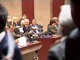 Тысячи сторонников сербского лидера приветствовали его на площади перед центром "Сава", когда Коштуница, в окружении журналистов и охранников, проходил внутрь здания, где началось историческое заседание Скупщины Югославии Тысячи сторонников сербского лидера приветствовали его на площади перед центром "Сава", когда Коштуница, в окружении журналистов и охранников, проходил внутрь здания, где началось историческое заседание Скупщины Югославии