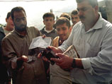 Палестинцы показывают обгоревшие иудейские молитвенные книги из гробницы Иосифа