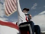 С золотой медалью в одной руке и с американским флагом - в другой Ралон Гарднер проехал по центральной улице своего родного городка С золотой медалью в одной руке и с американским флагом - в другой Ралон Гарднер проехал по центральной улице своего родного городка