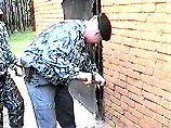 Бойцы ОМОНа взломали двери передающего комплекса и изъяли аппаратуру Ижевской телекомпании "Альва". Бойцы ОМОНа взломали двери передающего комплекса и изъяли аппаратуру Ижевской телекомпании "Альва".