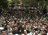 У консульства собрались несколько тысяч человек, в основном арабы по происхождению с антиизраильскими лозунгами