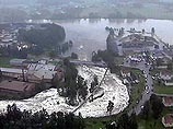По данным, поступившим сегодня от швейцарских пограничников, в горном селении Гондо в результате наводнения погибли три человека, десять пропали без вести