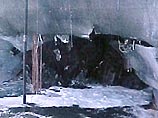 Американские военные утверждают, что Cole пришвартовался в йеменском порту Аден для дозаправки. Швартовка осуществлялась при помощи небольших буксиров и легких кораблей местной флотилии Американские военные утверждают, что Cole пришвартовался в йеменском порту Аден для дозаправки. Швартовка осуществлялась при помощи небольших буксиров и легких кораблей местной флотилии