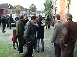 Благодарные родственники мальчика устроили праздник для освободивших его милиционеров. Благодарные родственники мальчика устроили праздник для освободивших его милиционеров.