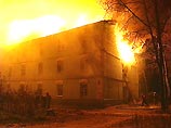 Огонь охватил дом в считанные минуты. Многие выбегали из своих квартир уже под канонаду взрывающегося на крыше шифера