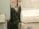 Перестрелка возникла после того, как автобус с еврейскими поселенцами в сопровождении израильских солдат поднялся на гору Хар-Эвал, откуда открывается вид на одну из еврейских святынь - гробницу Иосифа Перестрелка возникла после того, как автобус с еврейскими поселенцами в сопровождении израильских солдат поднялся на гору Хар-Эвал, откуда открывается вид на одну из еврейских святынь - гробницу Иосифа