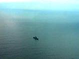 Российский военный корабль сейчас в открытом море обозначает место катастрофы атомной подводной лодки "Курск", и в ближайшие часы к нему должны подойти еще два боевых судна