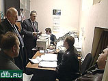Руководство синагоги  и сотрудники МВД во время изъятия документов