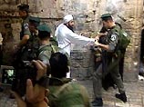 Столкновения начались сегодня в Иерусалиме, когда мусульмане стали собираться на молитву в главную мечеть города - Аль-Акса. Из соображений безопасности израильские власти запретили приближаться к храму мужчинам младше сорока лет