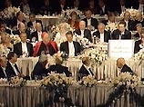 Они приняли участие в ежегодном шоу политического юмора и непочтительности - так называется благотворительный ужин, проводимый католической церковью