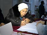 С самого раннего утра члены участковых избирательных комиссий занимались тем, что вычеркивали фамилию действующего губернатора Александра Руцкого из бюллетеней