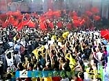 Толпы пекинцев вышли на улицы, приветствуя решение МОК о проведении Олимпиады-2008 в китайской столице
