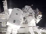 Двое американских астронавтов с шаттла Atlantis вышли сегодня в открытый космос
